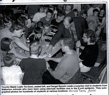 Toronto Maple Leaf, Tie Domi & Sergei Berezen visit students - 2000